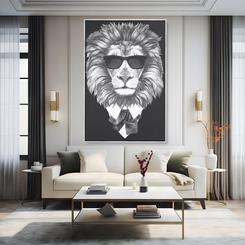 Tablou canvas cu tablou canvas cu leu in costum si ochelari, in rama de aluminiu argintiu, pe perete intr-un living